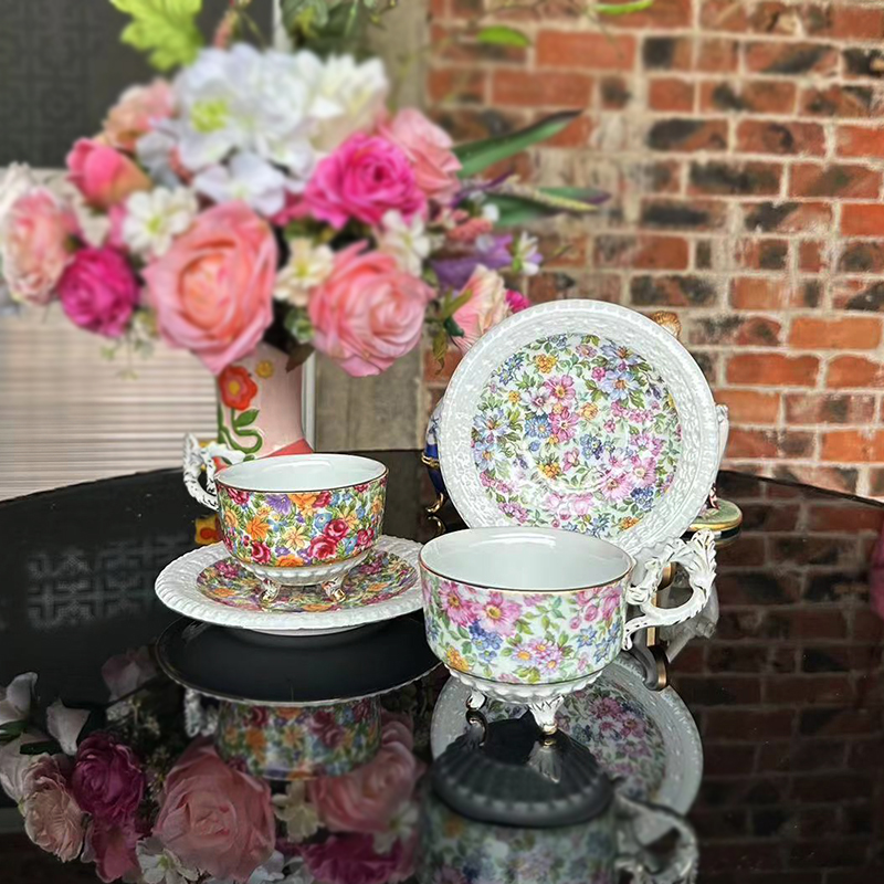Coffee Tea English - Kaffeetassen, Teller, vierbeinige vergoldete Teetassen im