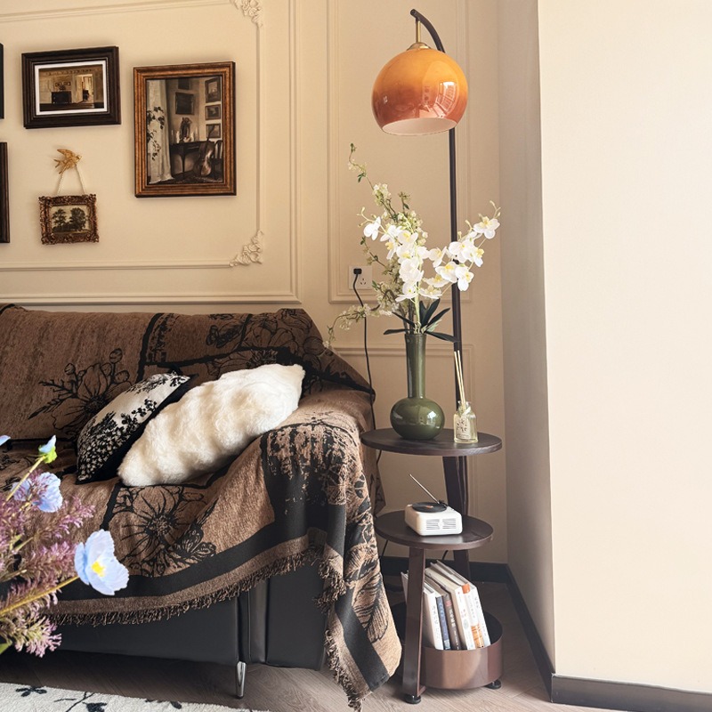 Stehlampe, antiker Nachttisch  – Coffee&Tea House Opinie Bewertung und Preis