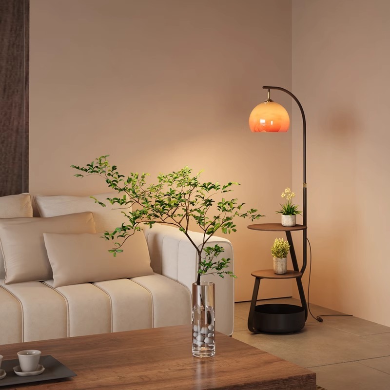 Stehlampe, antiker Nachttisch  – Coffee&Tea House Opinie Bewertung und Preis