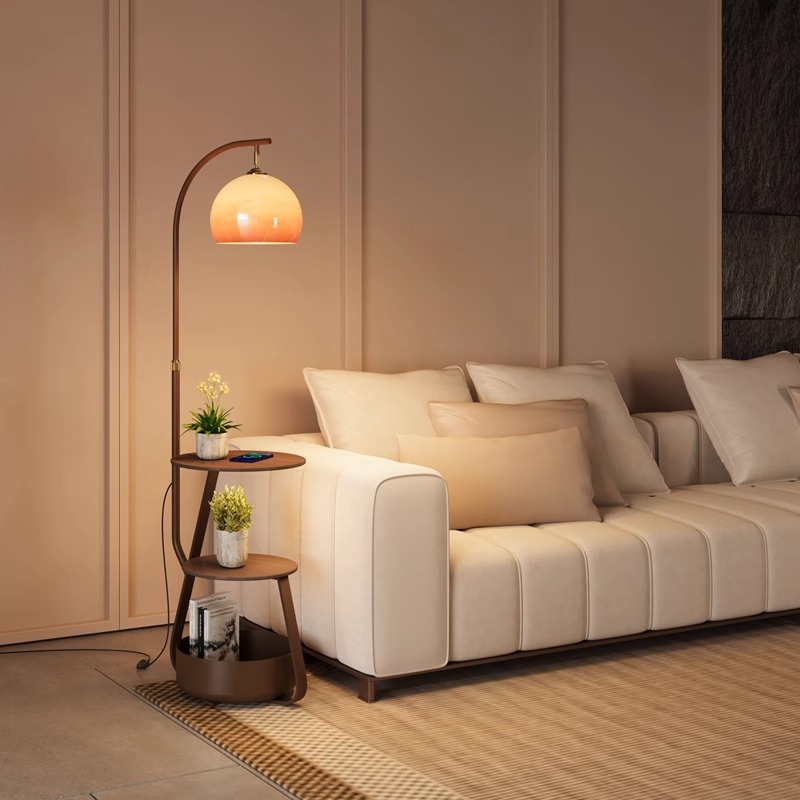 Stehlampe, antiker Nachttisch  – Coffee&Tea House Opinie Bewertung und Preis
